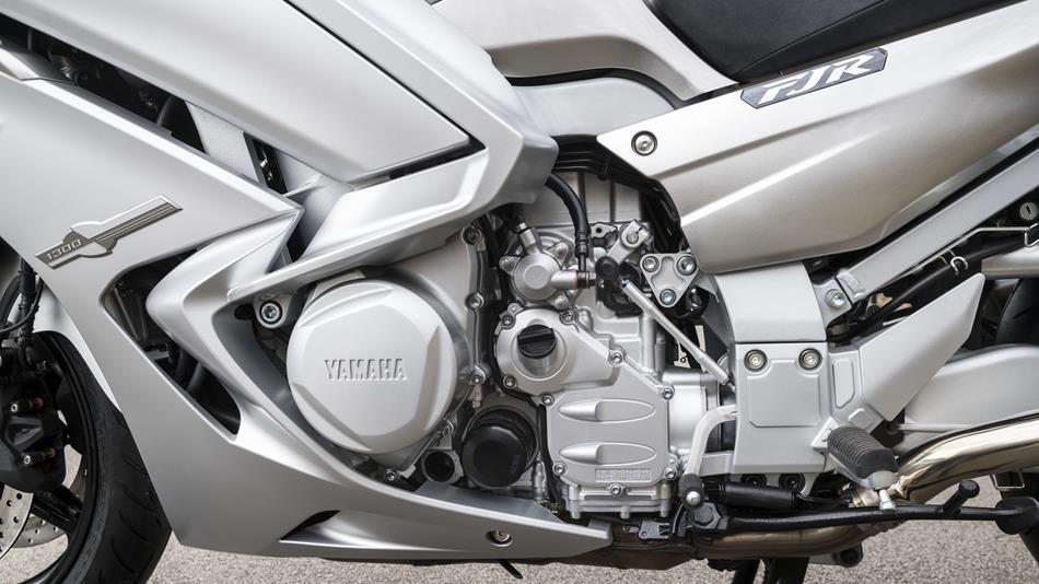 2016-Yamaha-FJR1300AS-EU-Matt-Silver-Detail-002-osob